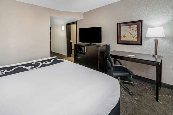 Suite - La Quinta Inn & Suites Walnut Hill Dallas - I-35, Exit 438