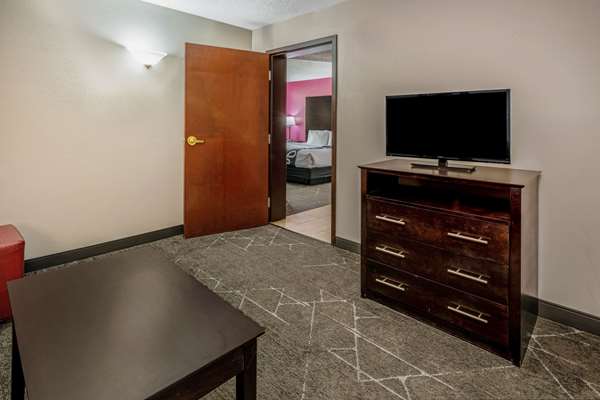 Suite - La Quinta Inn & Suites Walnut Hill Dallas - I-35, Exit 438