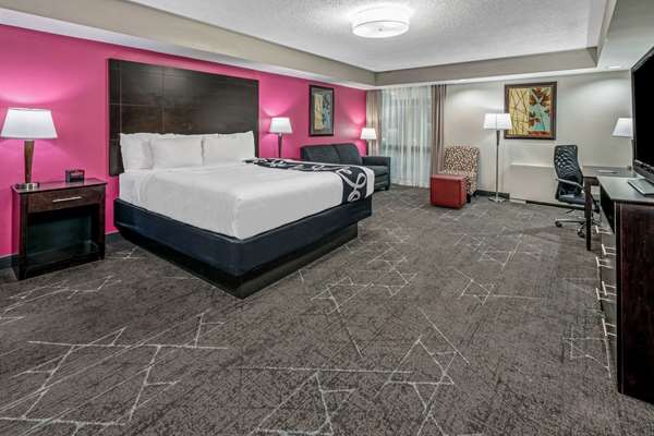 Suite - La Quinta Inn & Suites Walnut Hill Dallas - I-35, Exit 438