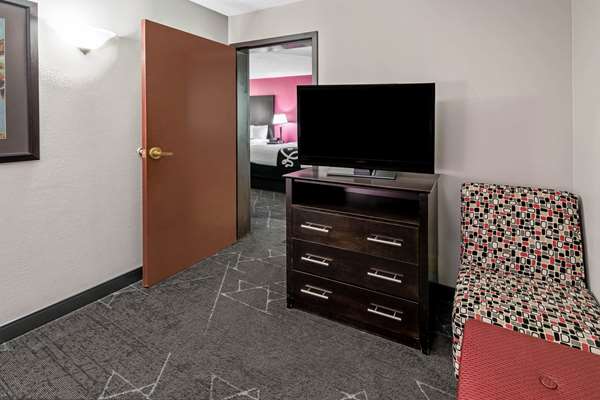 Suite - La Quinta Inn & Suites Walnut Hill Dallas - I-35, Exit 438