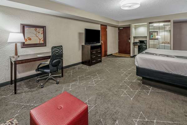 Suite - La Quinta Inn & Suites Walnut Hill Dallas - I-35, Exit 438