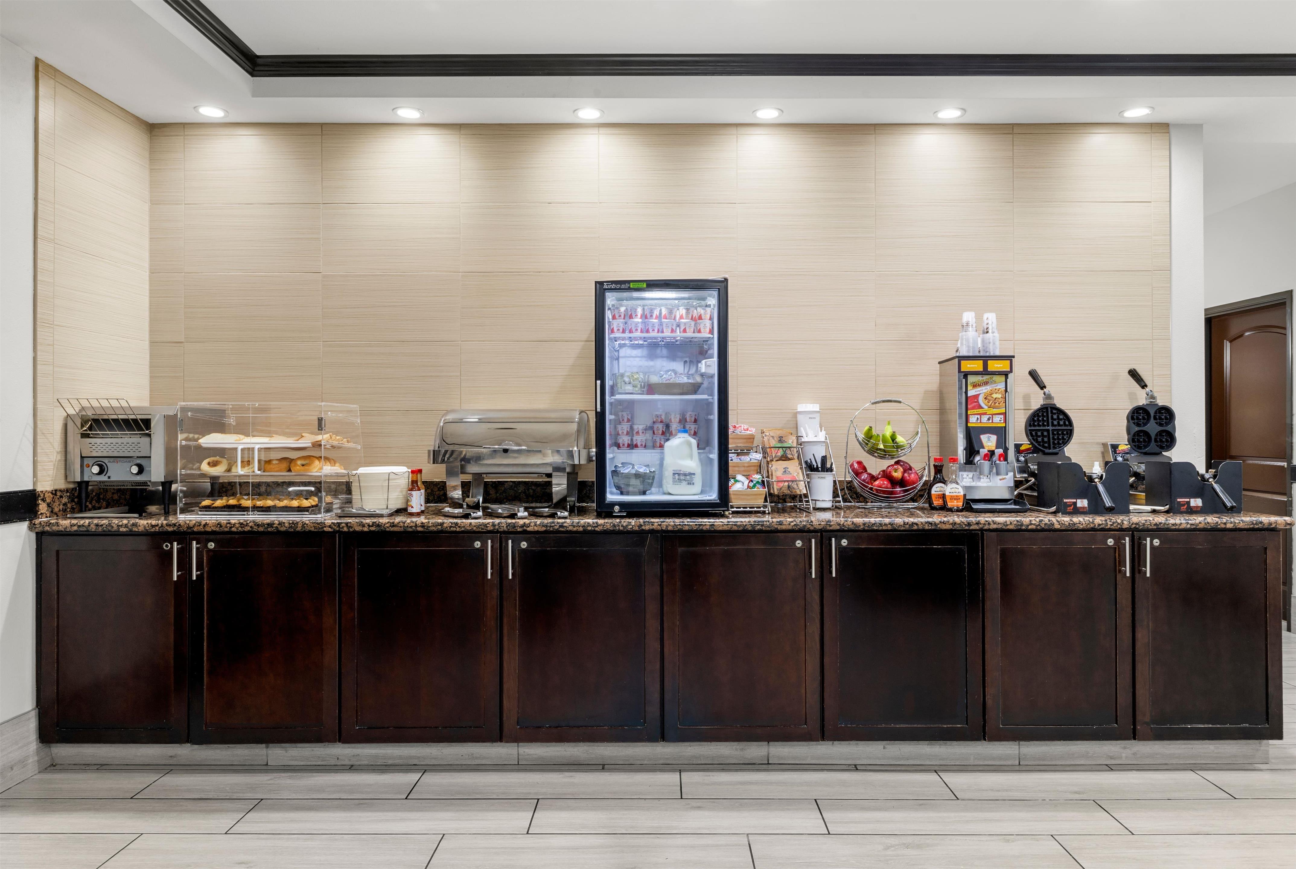 Breakfast Area | La Quinta Inn & Suites by Wyndham Auburn