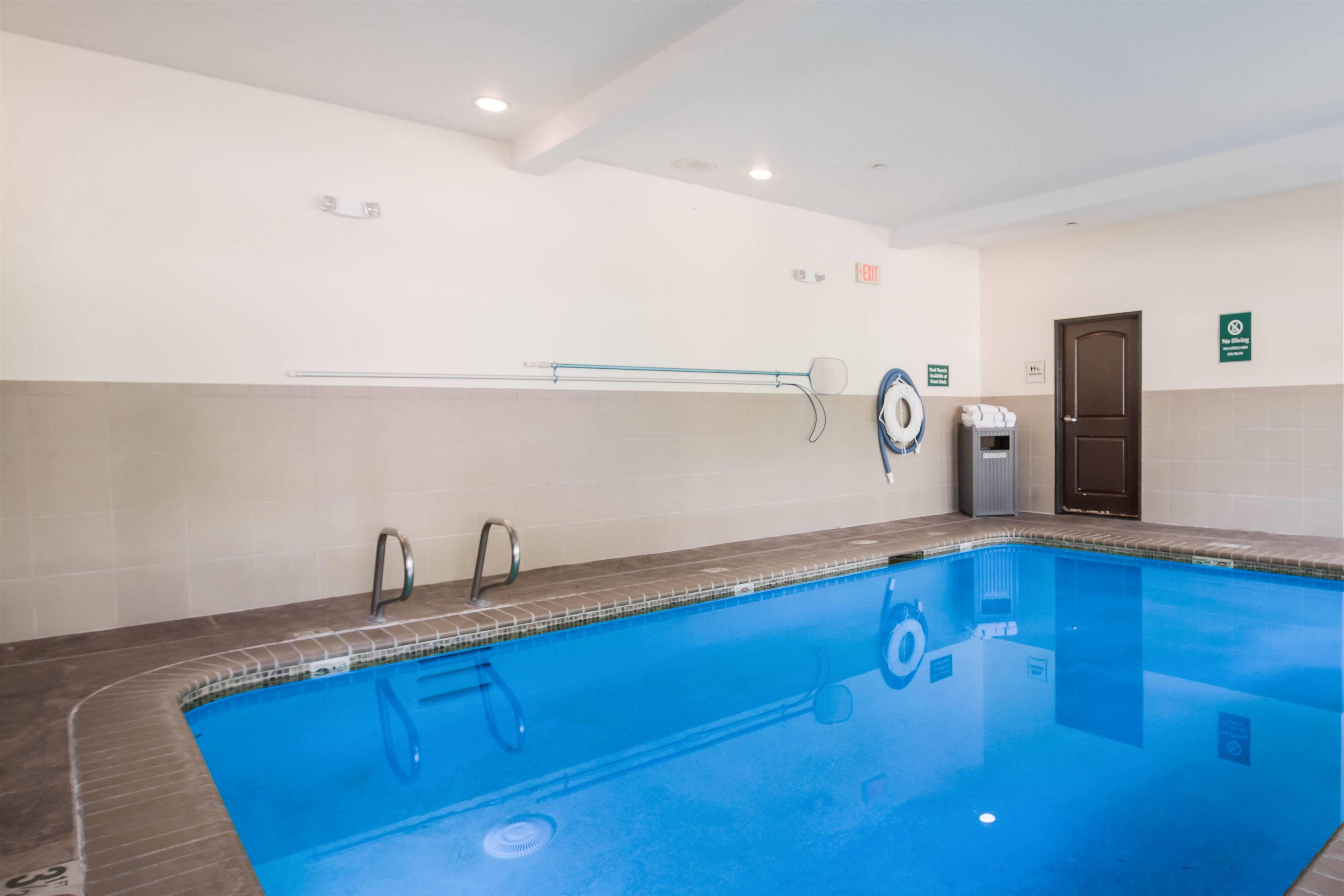 Pool - indoor | La Quinta Inn & Suites by Wyndham Auburn