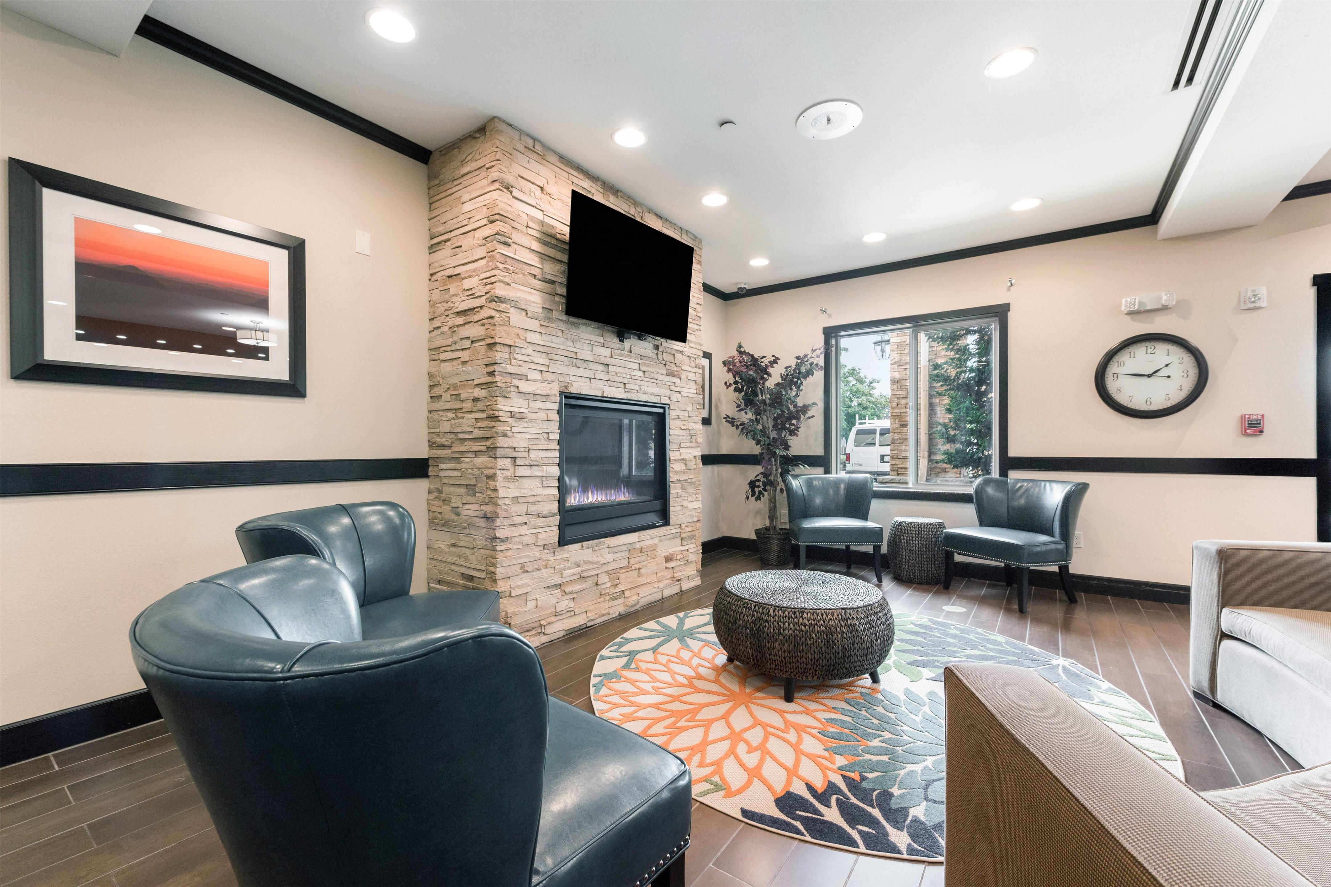 Lobby | La Quinta Inn & Suites by Wyndham Auburn
