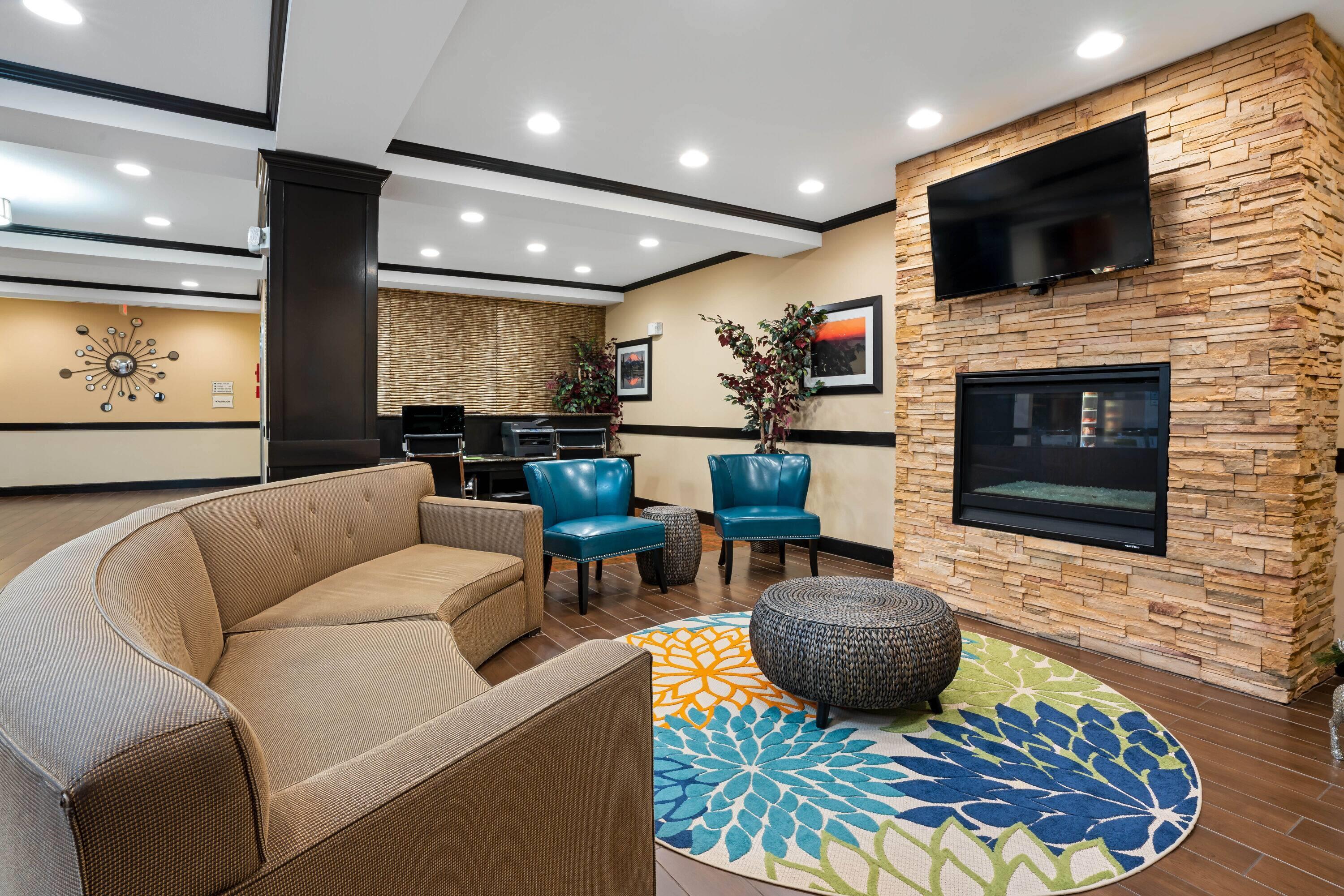 Lobby | La Quinta Inn & Suites by Wyndham Auburn