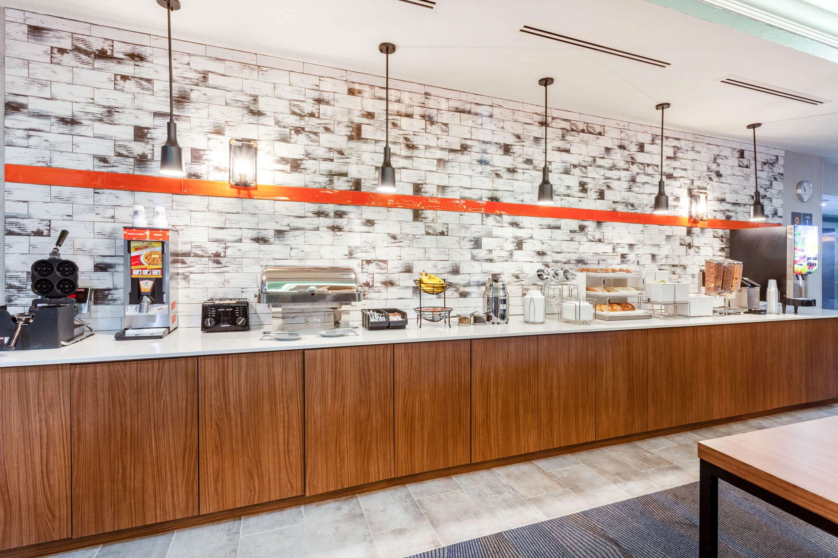 Property amenity | La Quinta Inn & Suites by Wyndham St. Petersburg Northeast