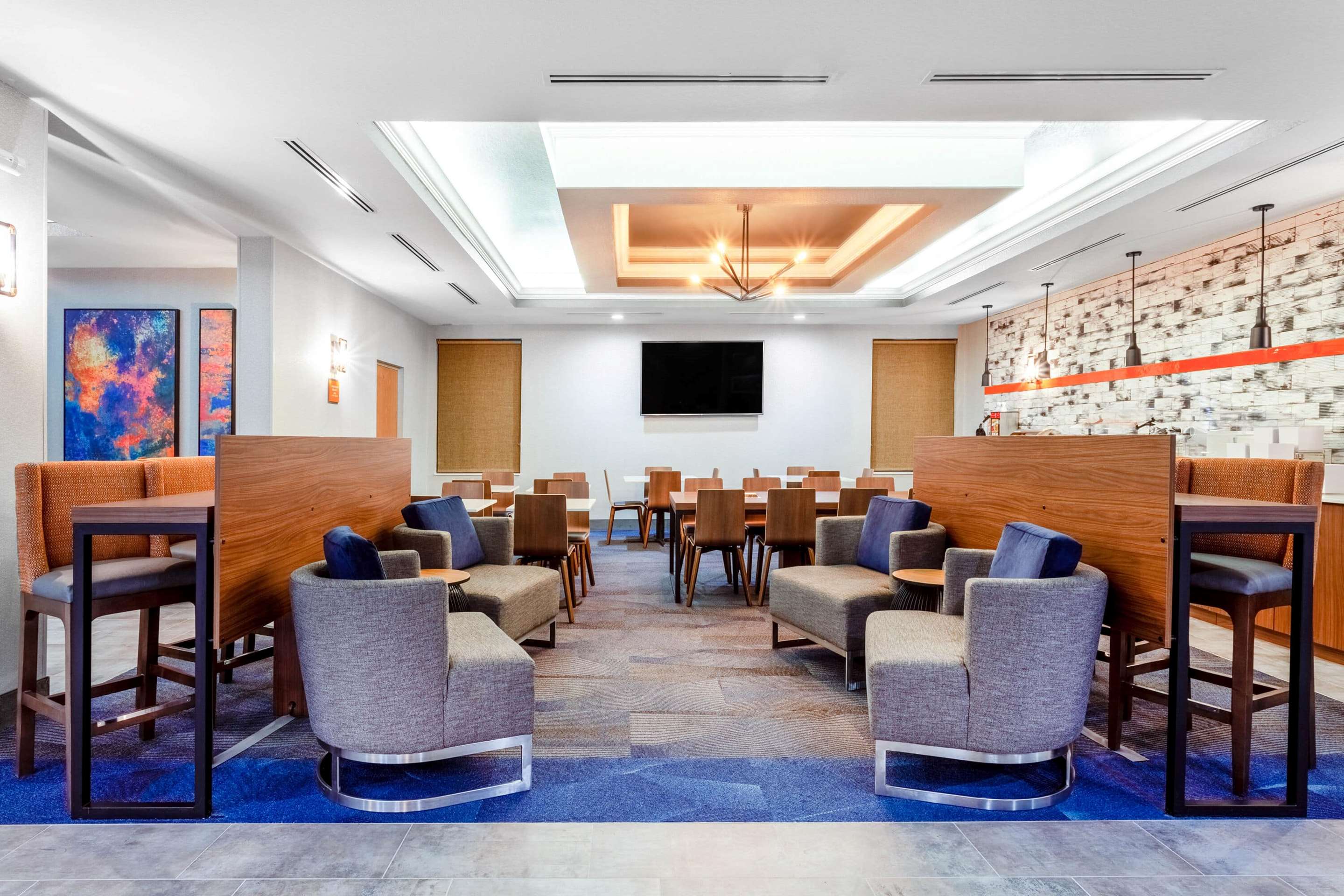 Lobby | La Quinta Inn & Suites by Wyndham St. Petersburg Northeast