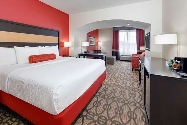  - La Quinta Inn & Suites Starkville