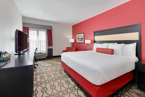  - La Quinta Inn & Suites Starkville