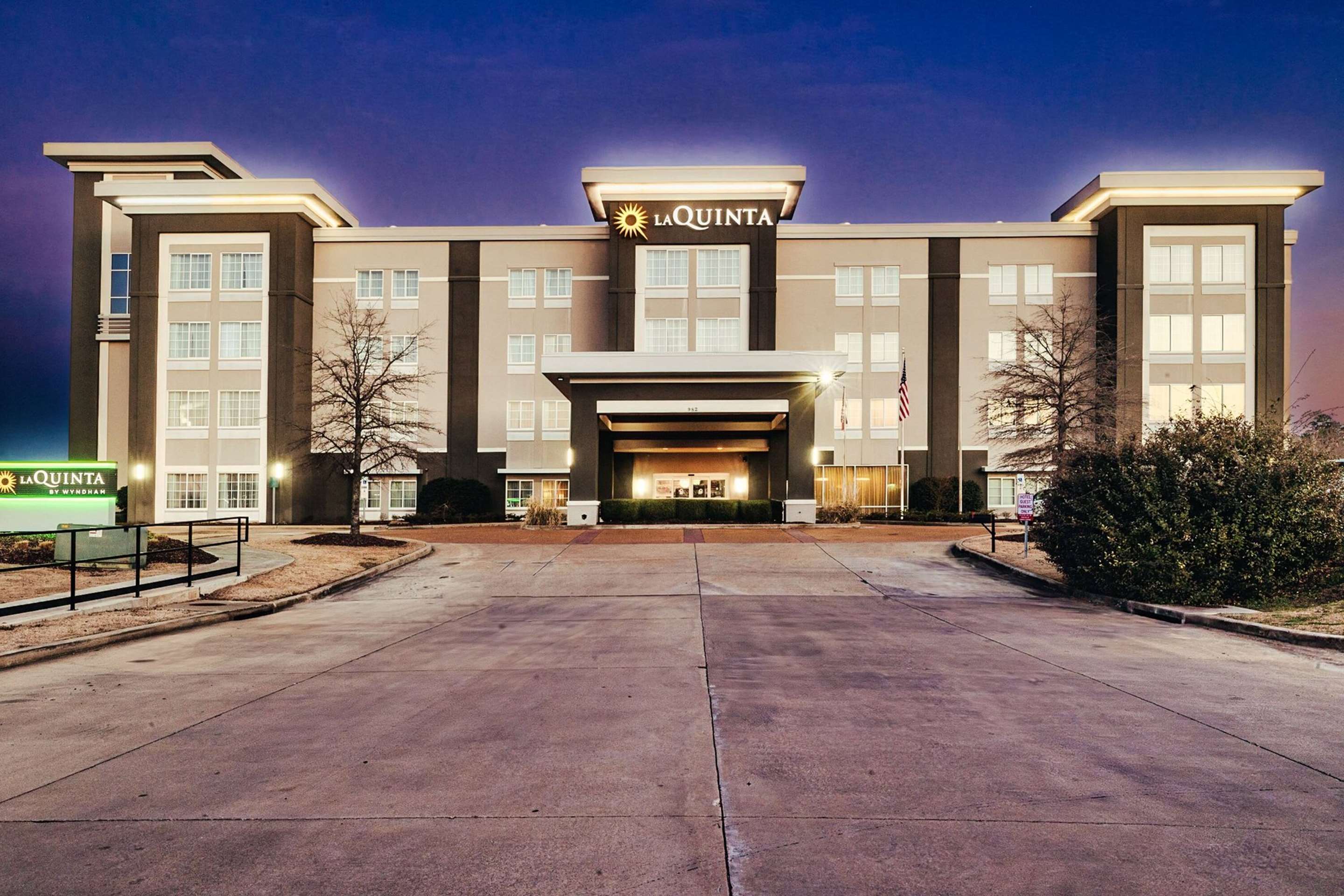 Exterior | La Quinta Inn & Suites by Wyndham Starkville at MSU