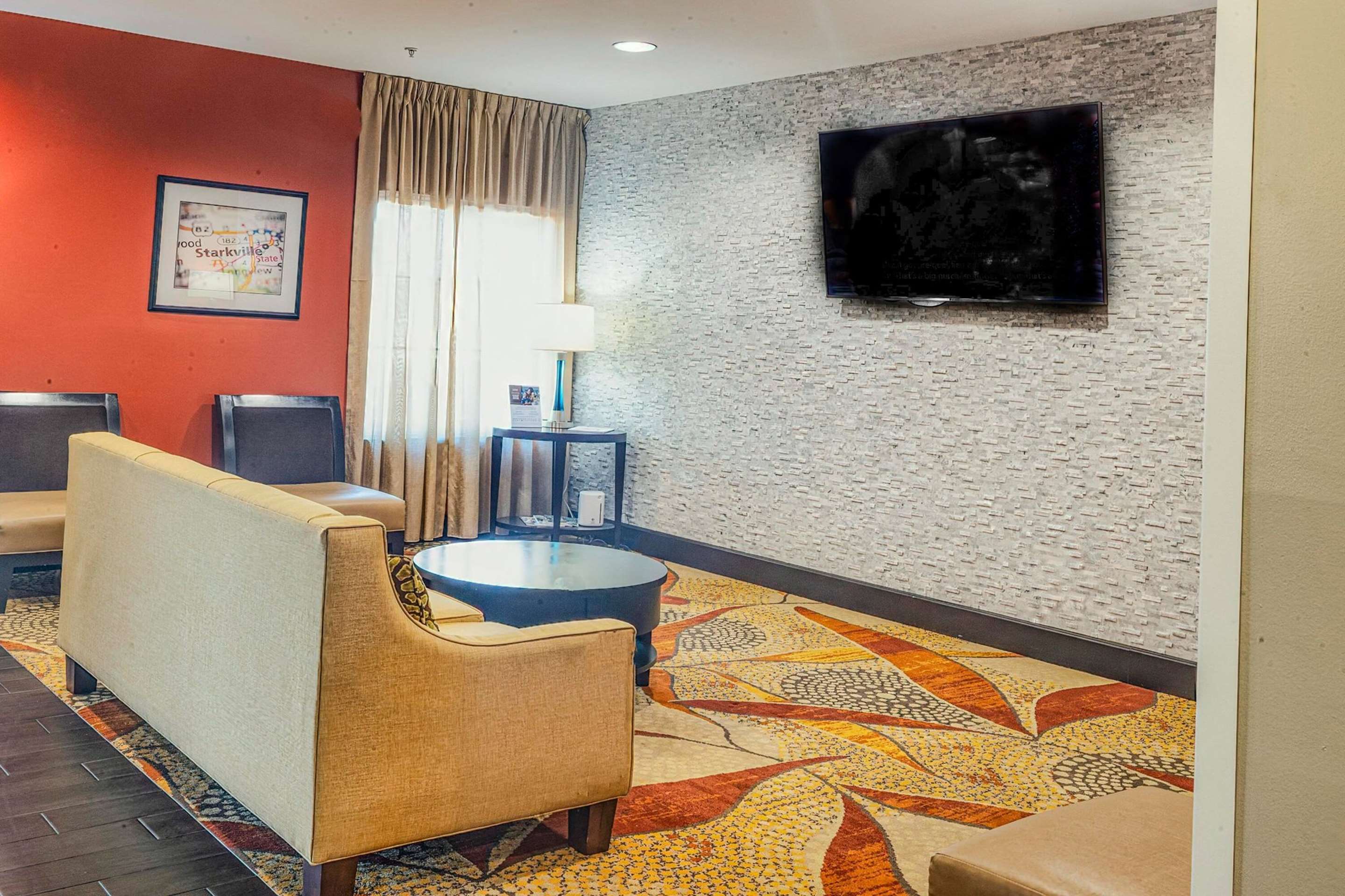 Lobby | La Quinta Inn & Suites by Wyndham Starkville at MSU