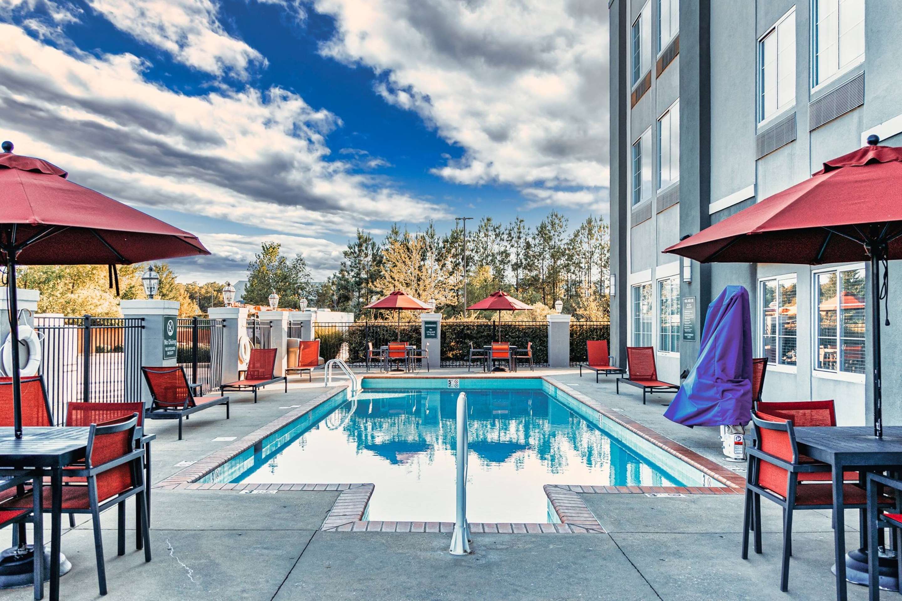 Pool | La Quinta Inn & Suites by Wyndham Starkville at MSU