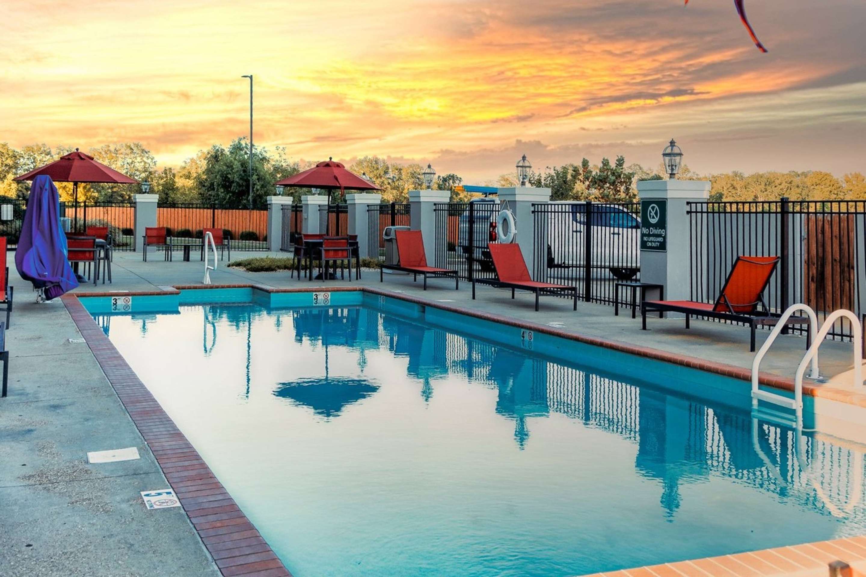 Pool | La Quinta Inn & Suites by Wyndham Starkville at MSU