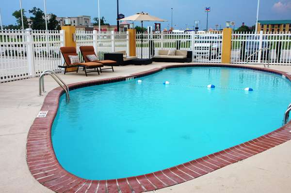 Pool - La Quinta Inn & Suites Gonzales - I-10, Exit 177
