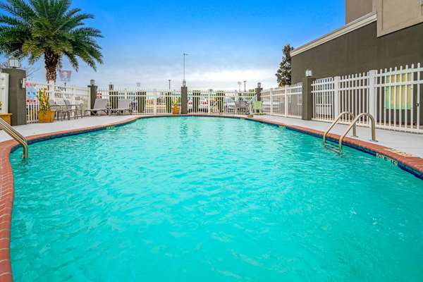 Pool - La Quinta Inn & Suites Gonzales - I-10, Exit 177