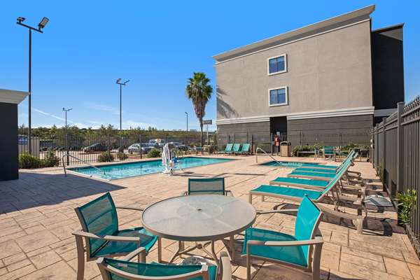 Pool - La Quinta Inn & Suites North Pasadena
