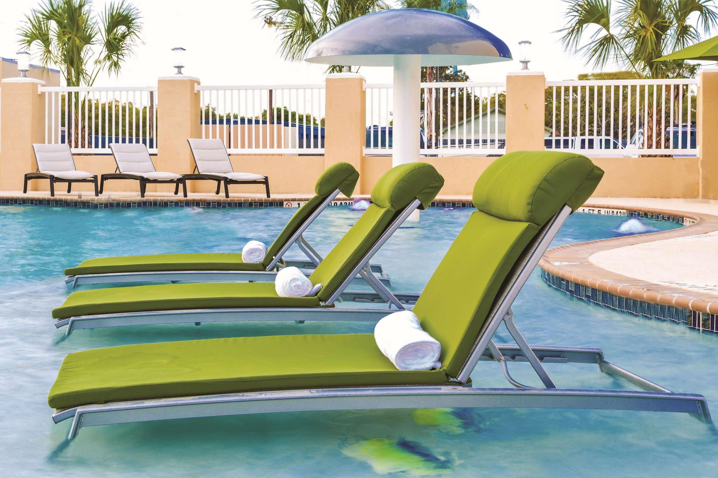 Pool | La Quinta Inn & Suites by Wyndham Rockport - Fulton