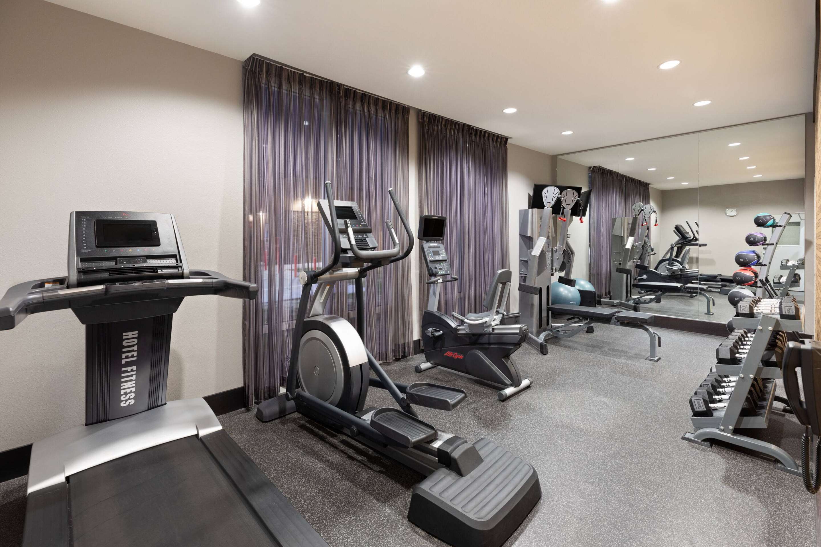 Health club fitness center gym | La Quinta Inn & Suites by Wyndham Rockport - Fulton