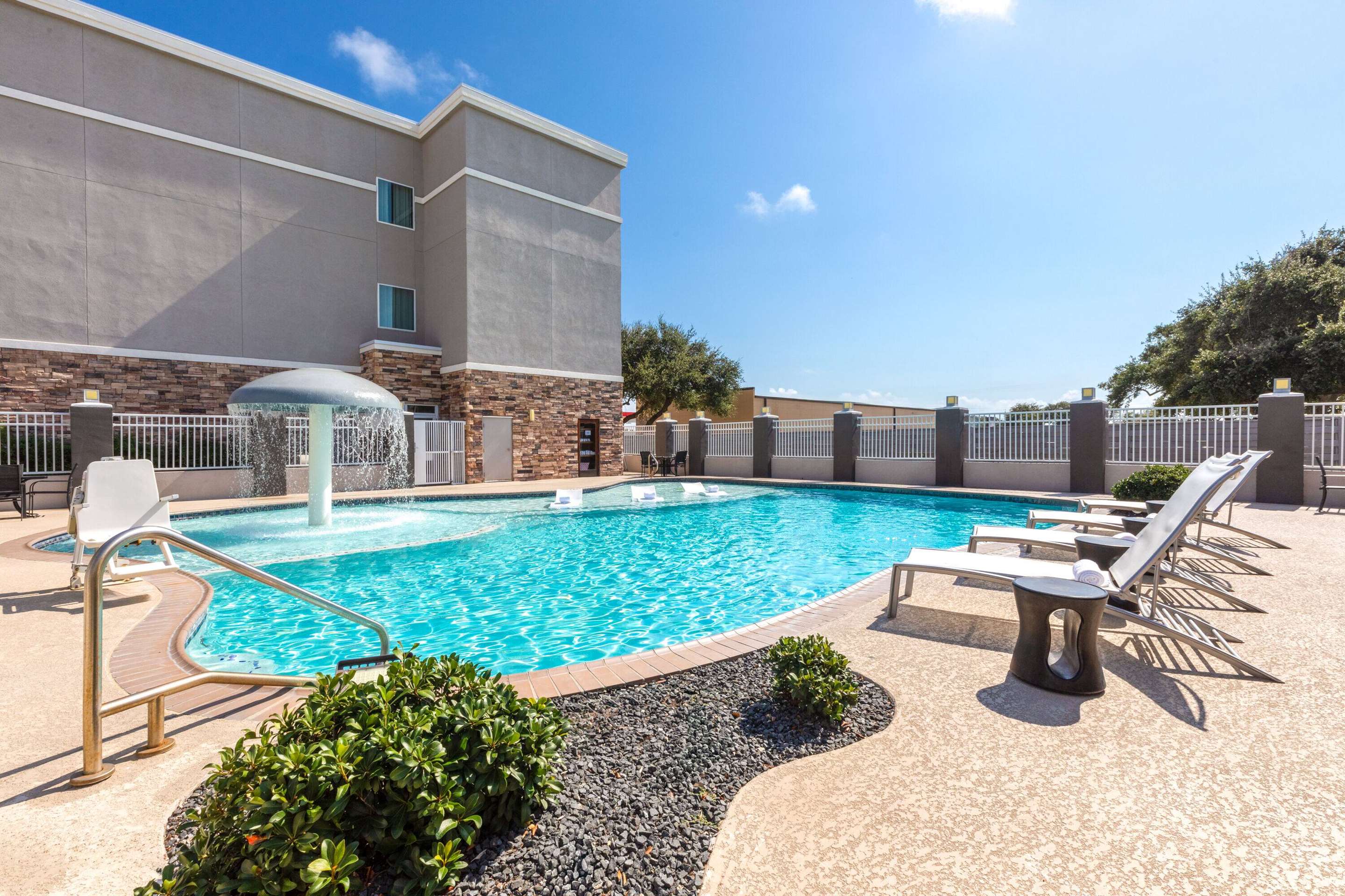 Pool - indoor | La Quinta Inn & Suites by Wyndham Rockport - Fulton