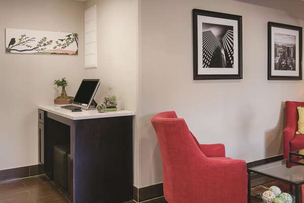 Conference Area - La Quinta Inn & Suites Brooklyn