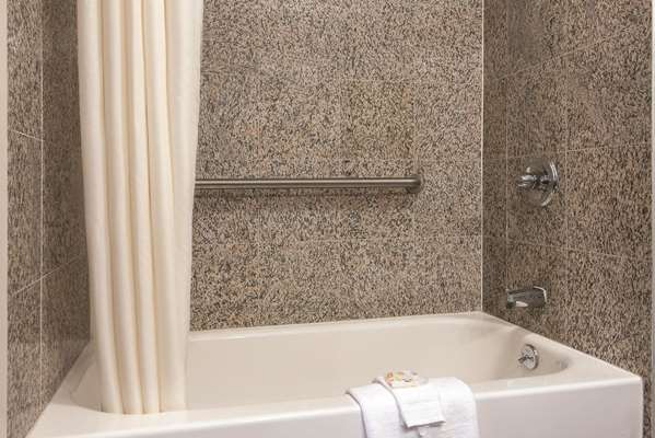  - La Quinta Inn & Suites Brooklyn