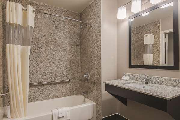  - La Quinta Inn & Suites Brooklyn