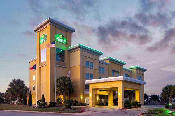 Exterior view - La Quinta Inn & Suites Pearsall