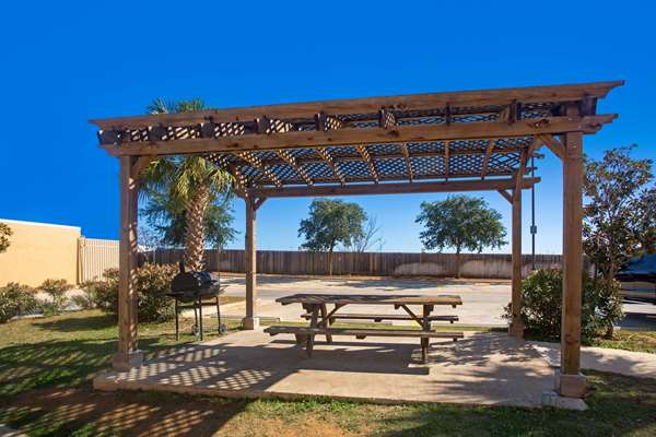  - La Quinta Inn & Suites Pearsall