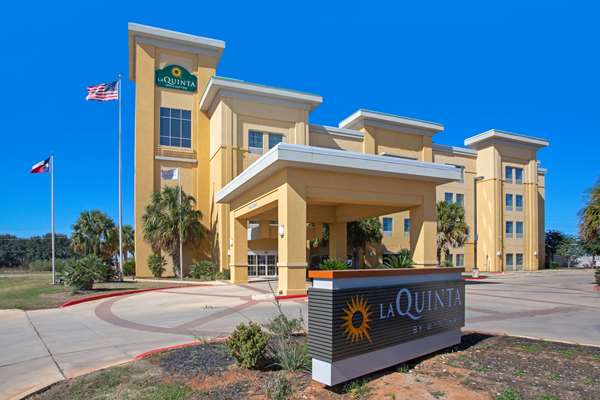 Exterior view - La Quinta Inn & Suites Pearsall