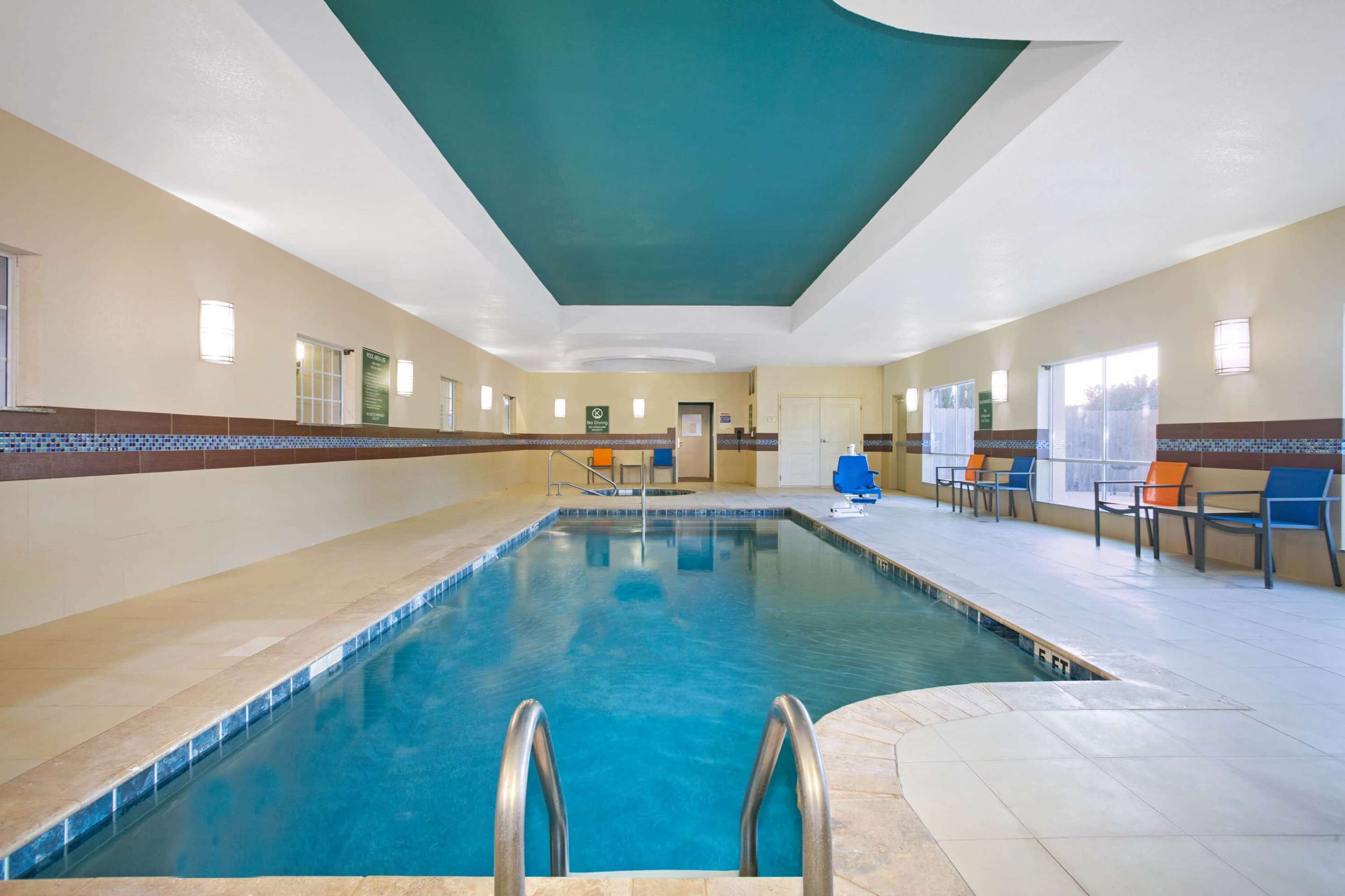 Pool | La Quinta Inn & Suites by Wyndham Pearsall