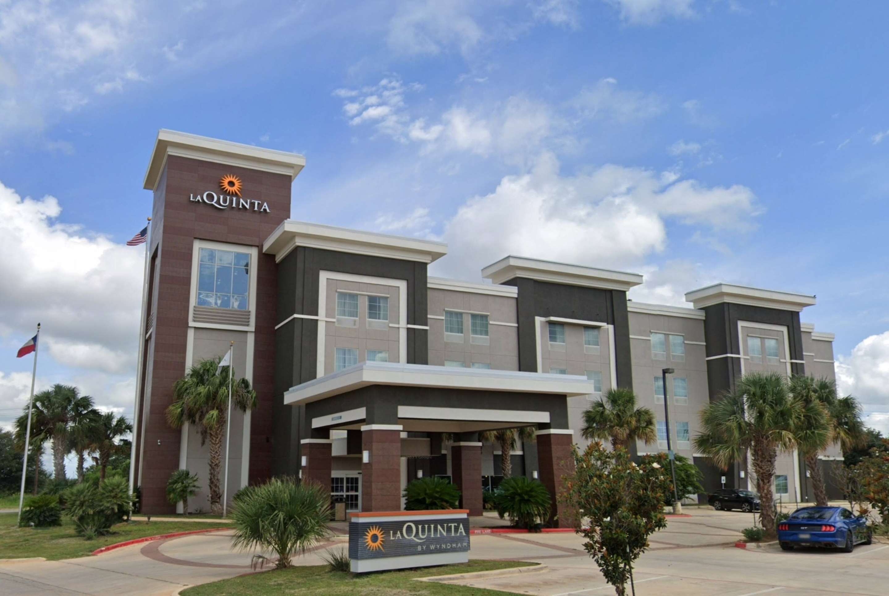 Exterior | La Quinta Inn & Suites by Wyndham Pearsall