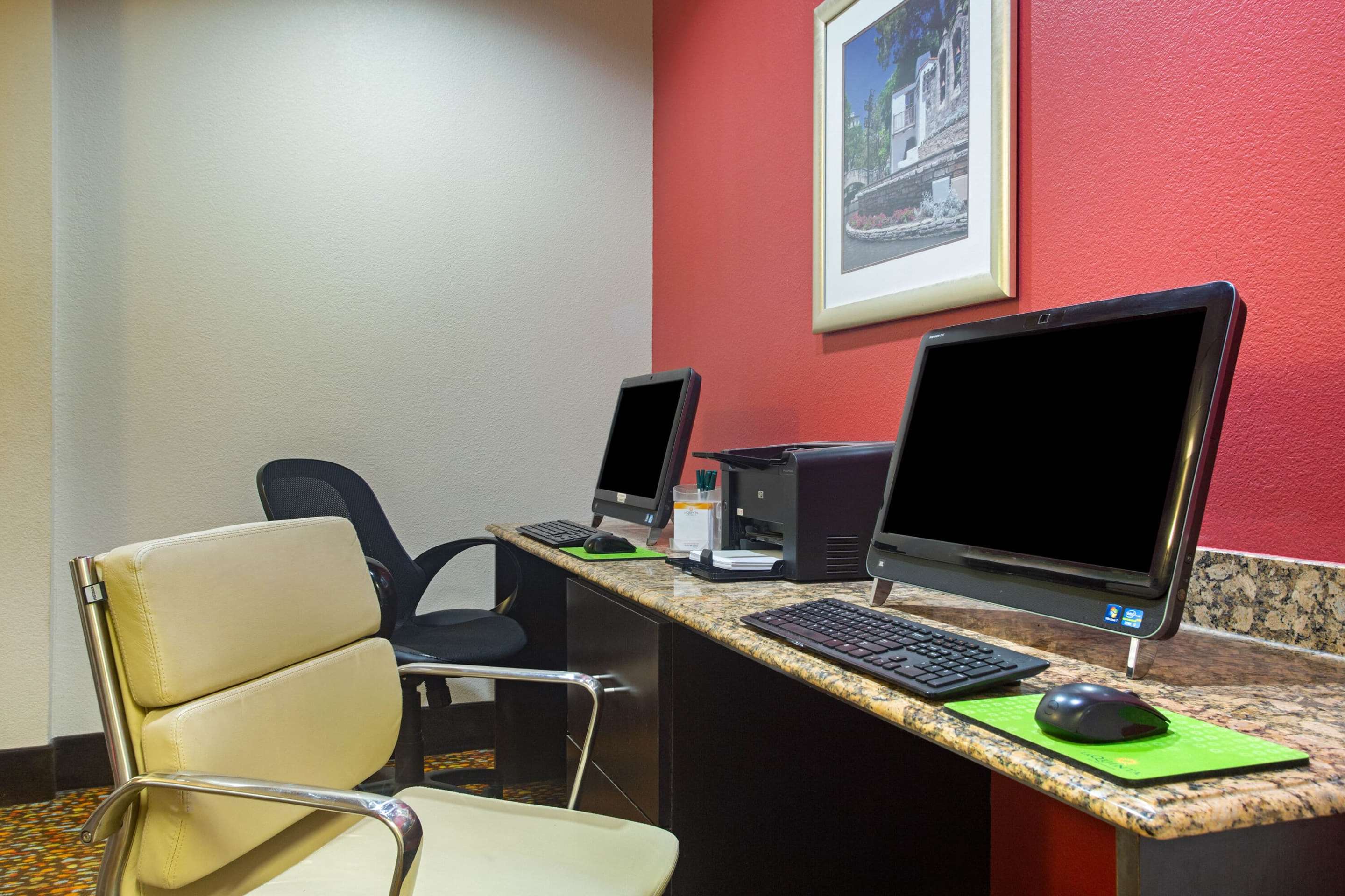 Business Center | La Quinta Inn & Suites by Wyndham Pearsall