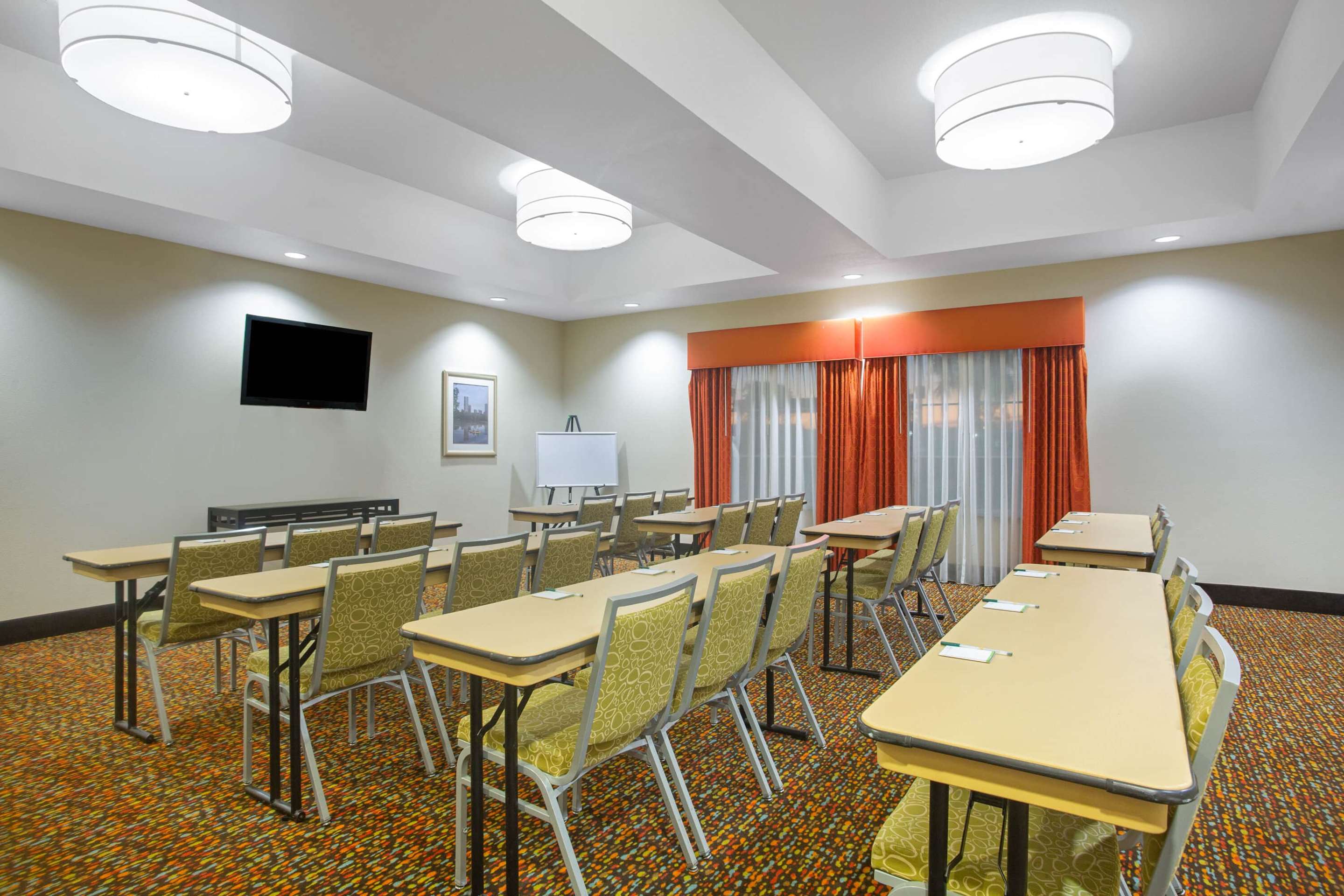 Meeting Room | La Quinta Inn & Suites by Wyndham Pearsall