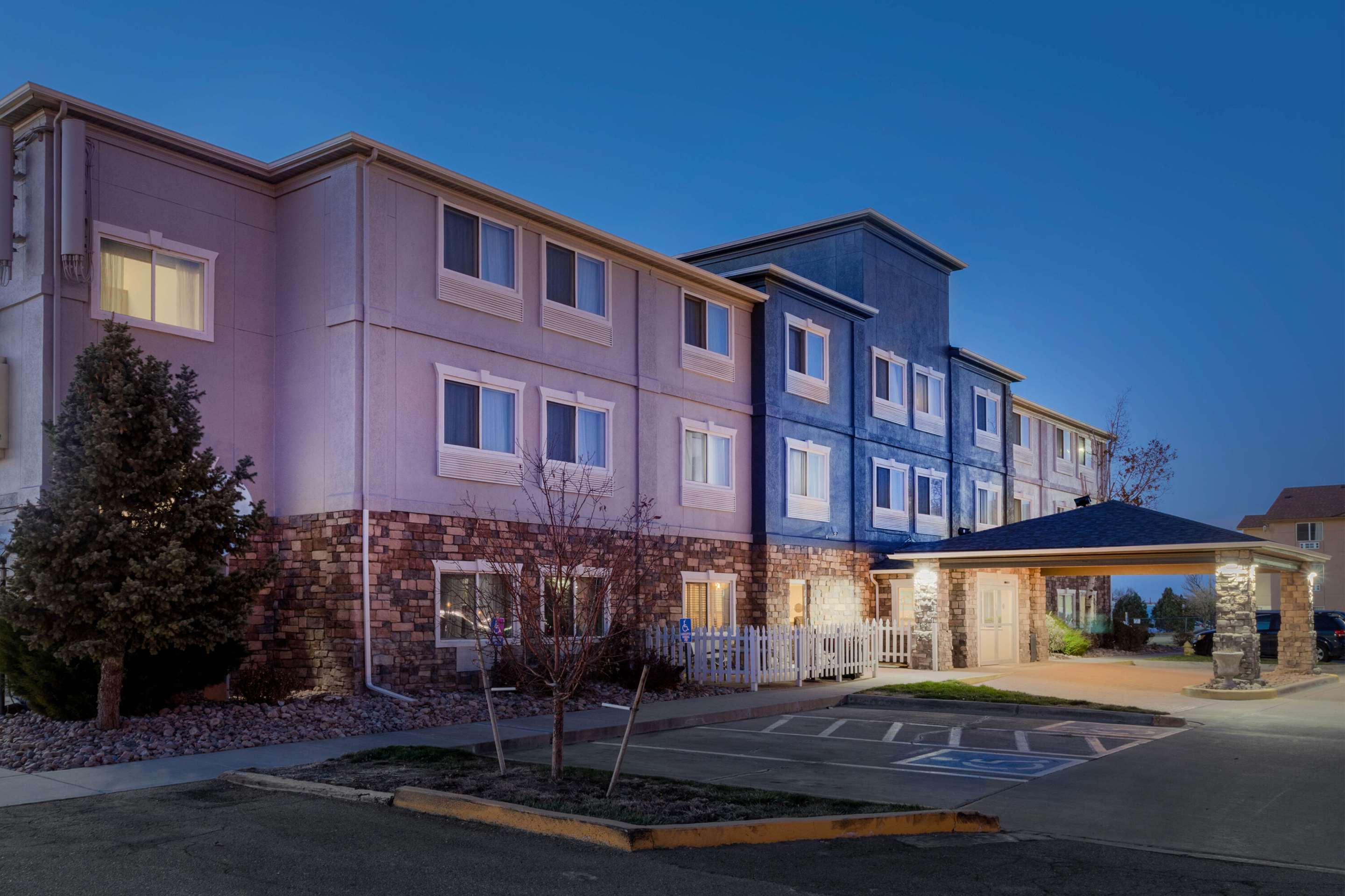 Exterior | La Quinta Inn & Suites by Wyndham Henderson-Northeast Denver