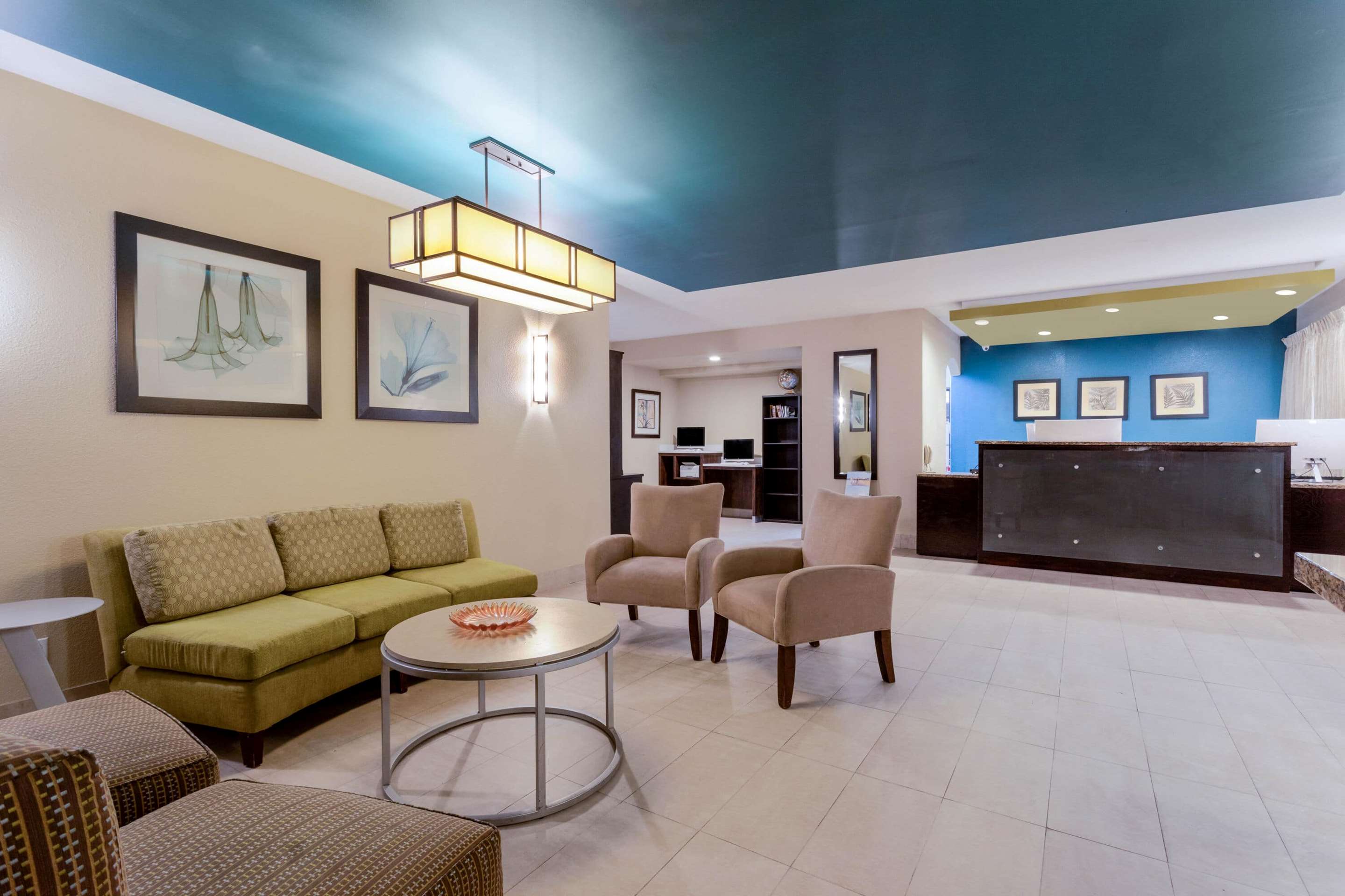 Lobby | La Quinta Inn & Suites by Wyndham Henderson-Northeast Denver