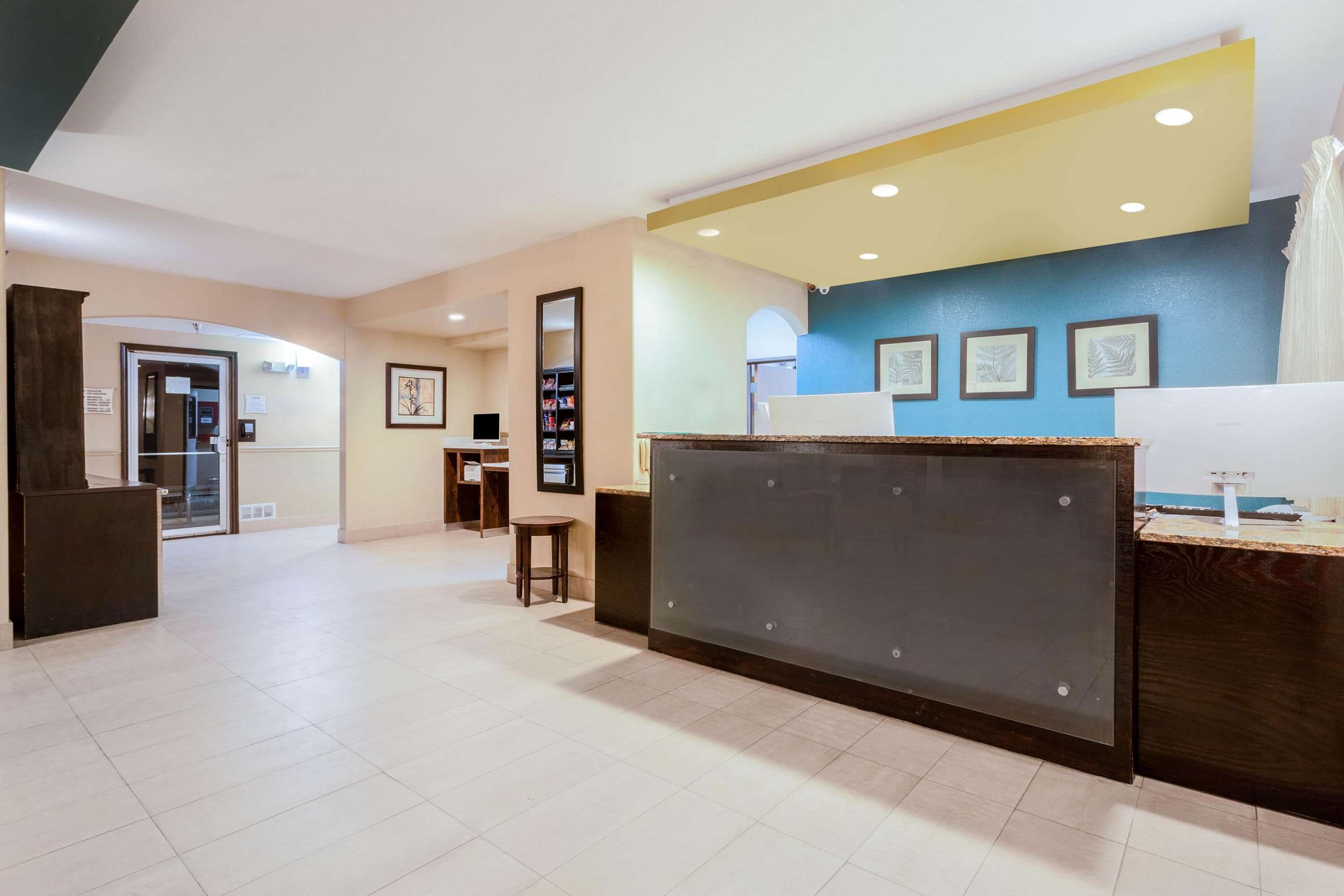 Lobby | La Quinta Inn & Suites by Wyndham Henderson-Northeast Denver