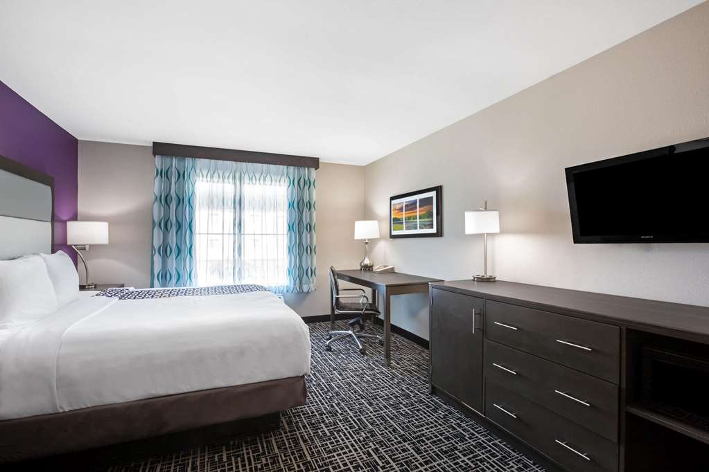 La Quinta Inn & Suites by Wyndham Pharr North McAllen - Tap to explore photos