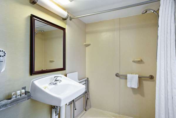  - La Quinta Inn & Suites Manchester