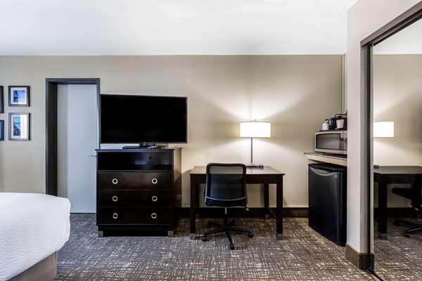  - La Quinta Inn & Suites Mission Bay San Diego - I-5, Exits 23 & 23A