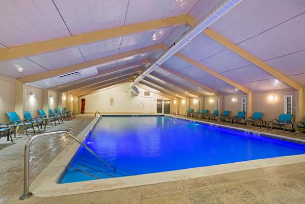 Pool - La Quinta Inn & Suites Springfield