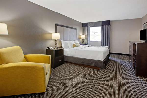 Suite - La Quinta Inn & Suites Detroit Metro Airport Romulus