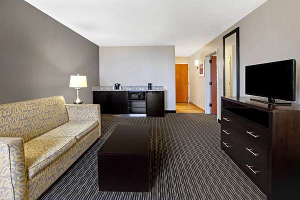 Suite - La Quinta Inn & Suites Detroit Metro Airport Romulus