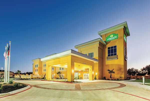 Exterior view - La Quinta Inn & Suites Cotulla