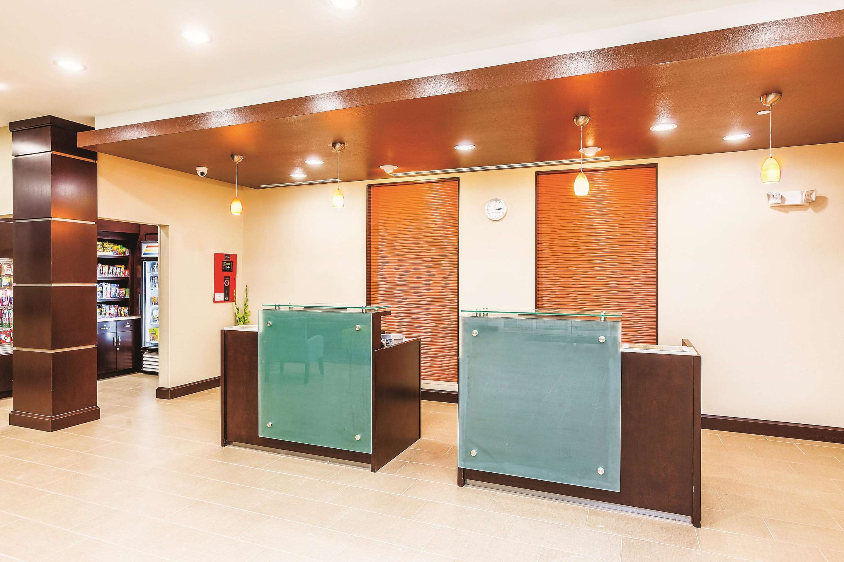 Lobby | La Quinta Inn & Suites by Wyndham Cotulla