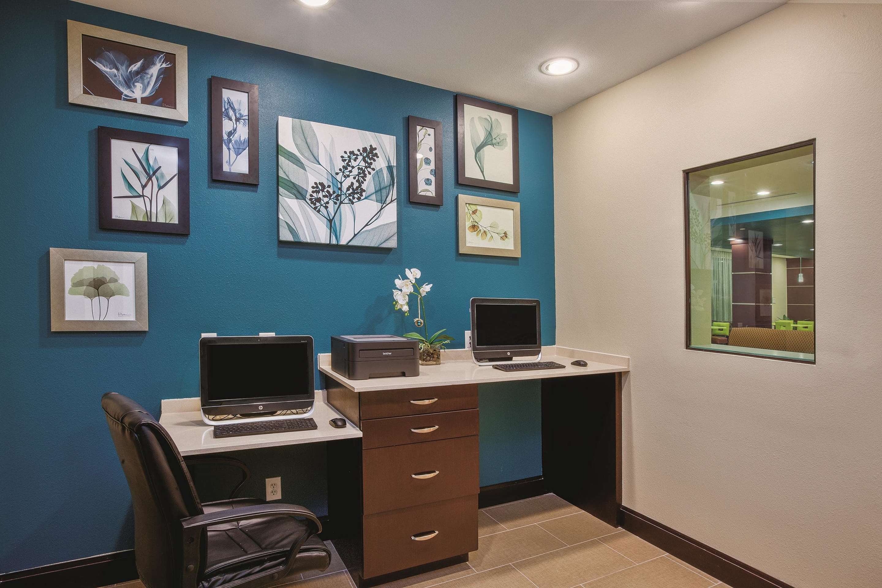 Business Center | La Quinta Inn & Suites by Wyndham Cotulla