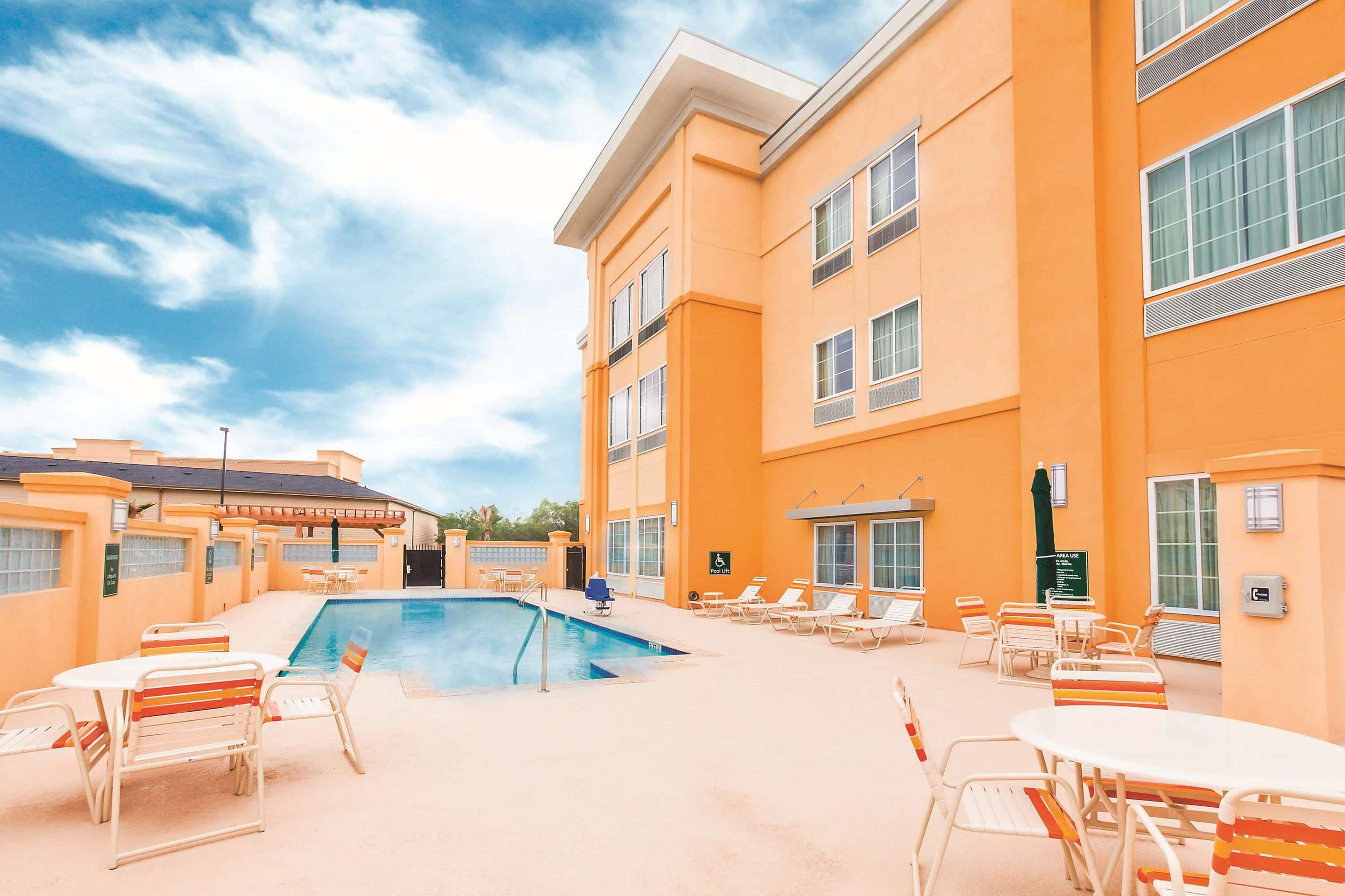 Pool | La Quinta Inn & Suites by Wyndham Cotulla