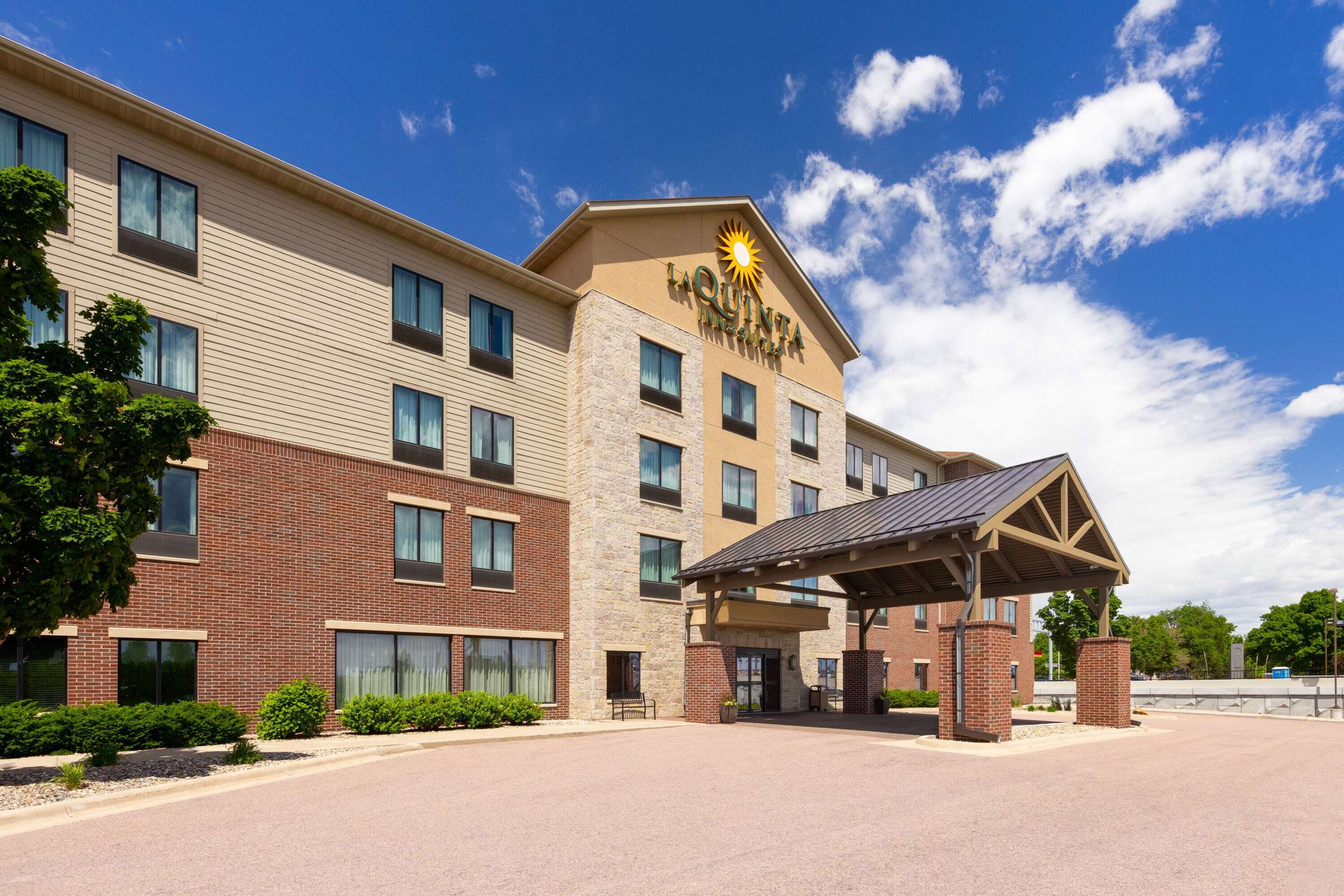 Exterior | La Quinta Inn & Suites by Wyndham Sioux Falls