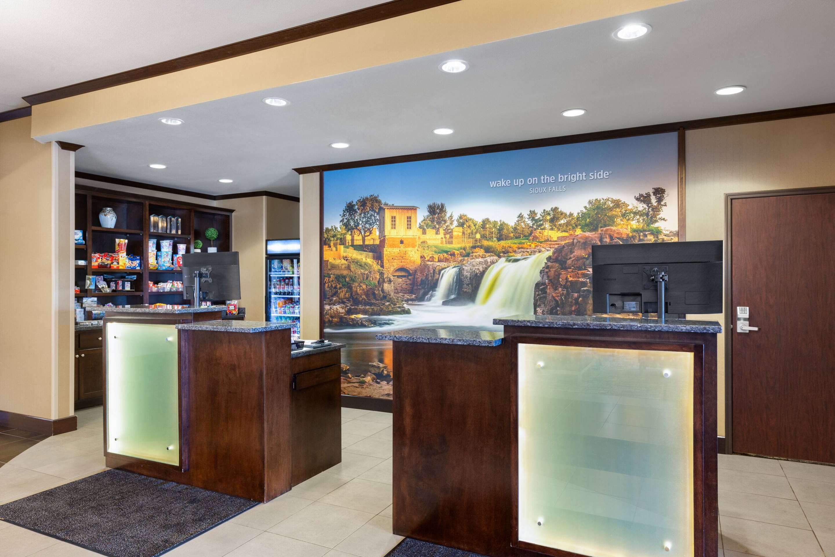 Lobby | La Quinta Inn & Suites by Wyndham Sioux Falls