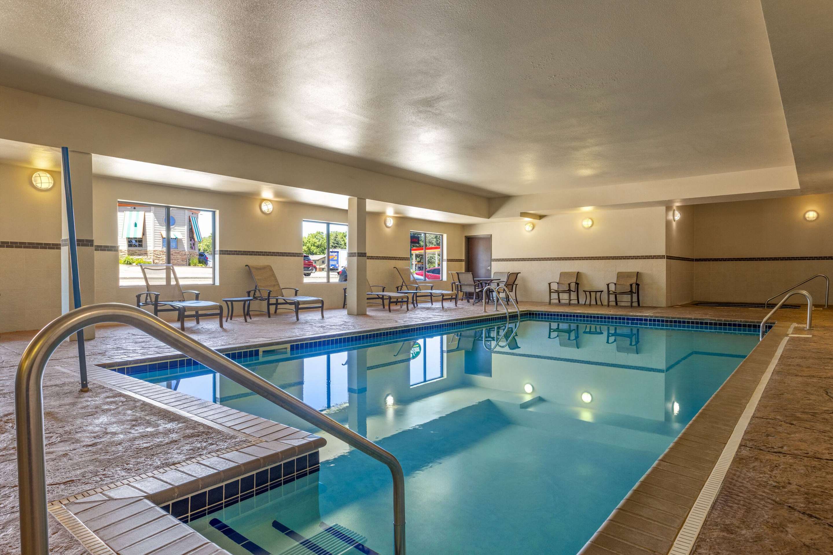 Pool - indoor | La Quinta Inn & Suites by Wyndham Sioux Falls