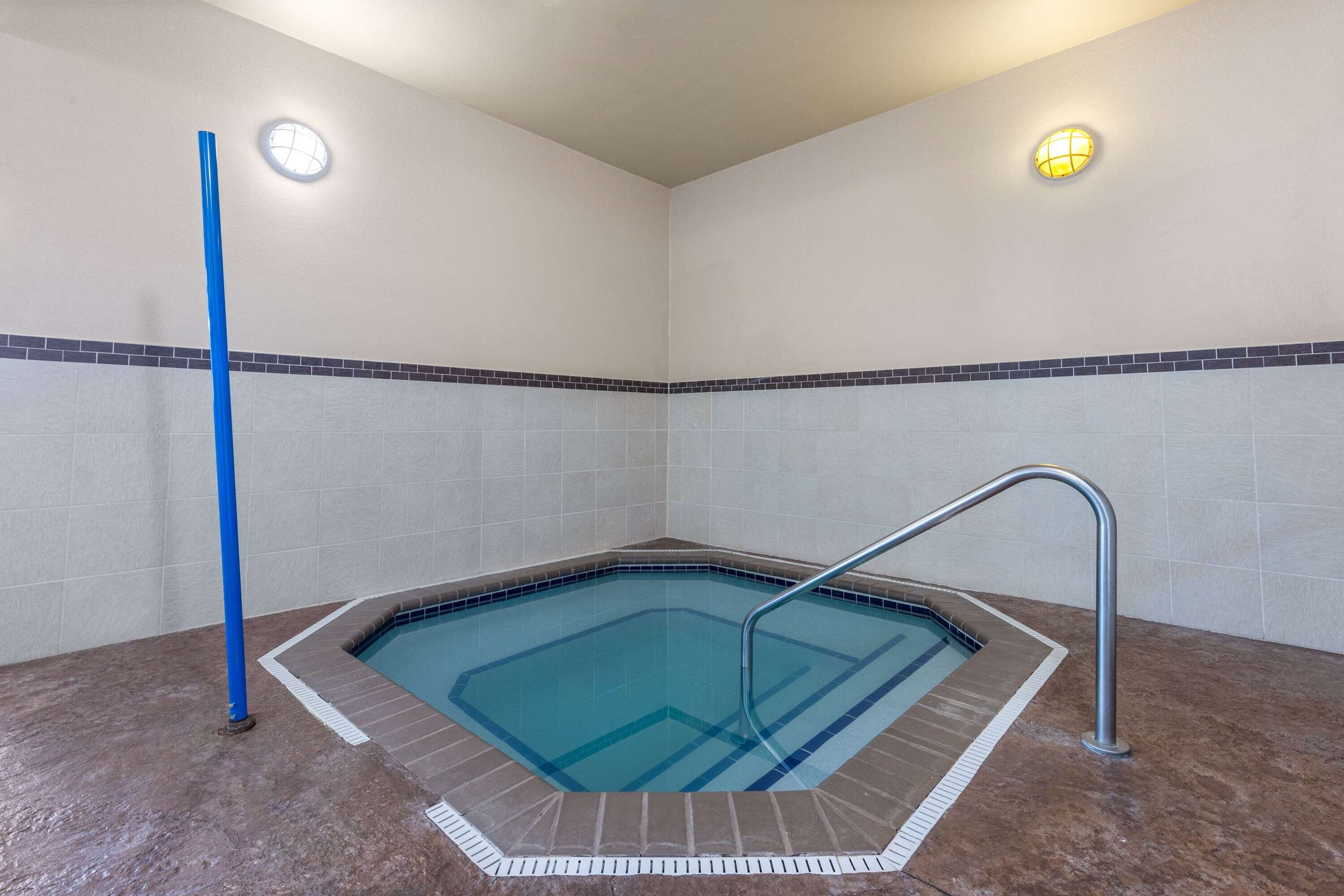 Pool | La Quinta Inn & Suites by Wyndham Sioux Falls